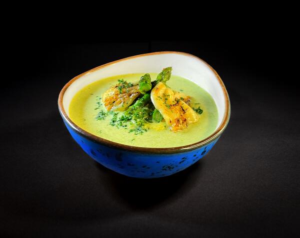 Obrázok jedla Špargľová krémová polievka s parmezánovým chipsom