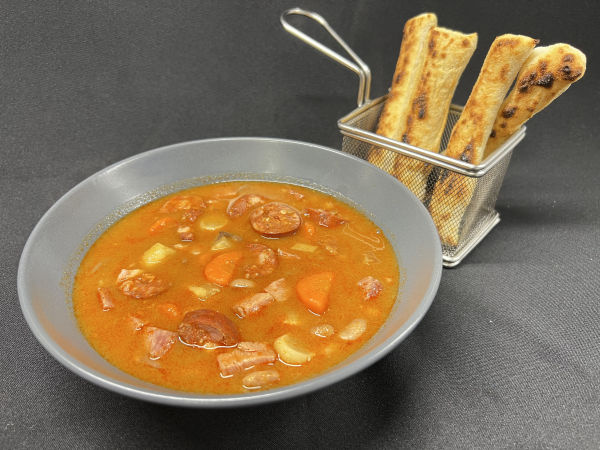 Obrázok jedla Fazuľová polievka s údeným mäsom a štangľami