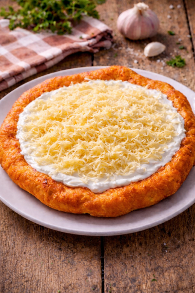 Obrázok jedla Langoš s kyslou smotanou a syrom