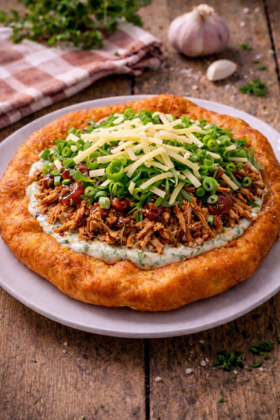 Obrázok jedla Langoš s trhaným bravčovým mäsom